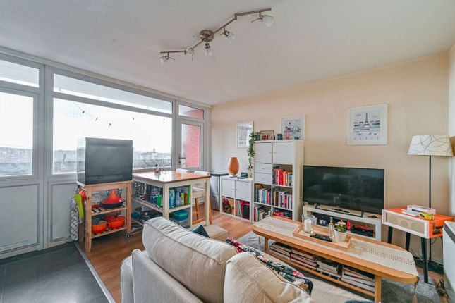 2 bed property, in Lewisham Road, £200,000