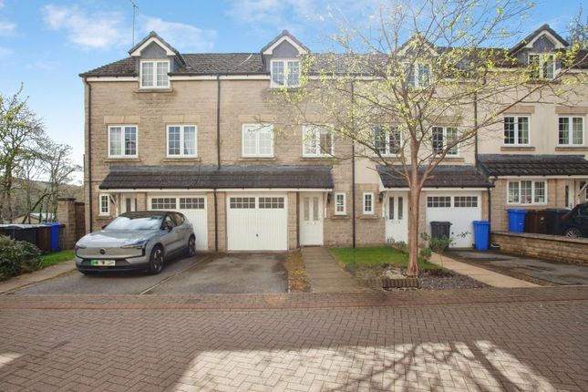 3 bed property, in Sycamore Court, £280,000