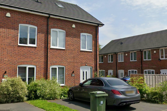 3 bed property, in Hillside Close, £180,000