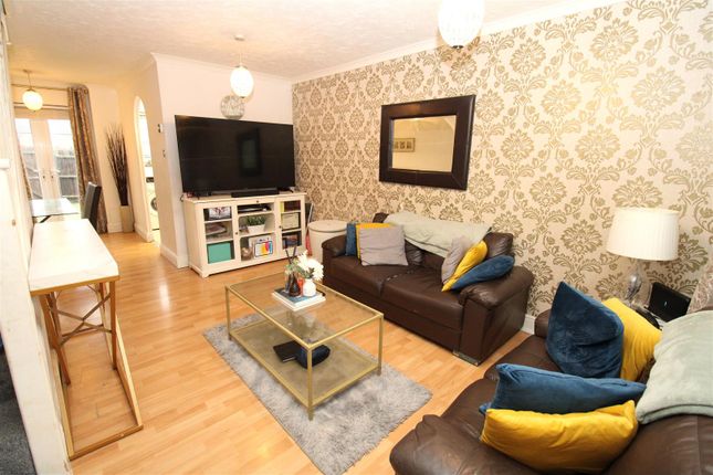 2 bed property, in Mariners Walk, £300,000
