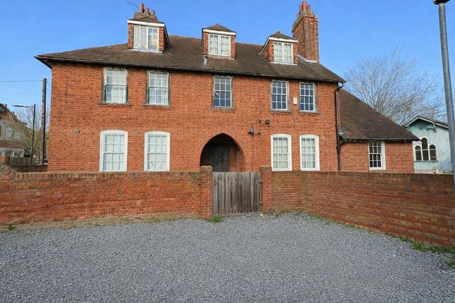 7 bed property, in Burdett Avenue SS0, £450,000
