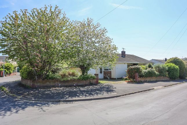 2 bed property, in Broadway Avenue, £285,000