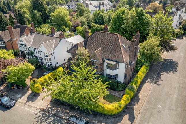 6 bed property, in Toller Road, £925,000