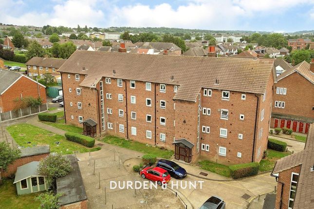 2 bed property, in Aragon Drive, £250,000
