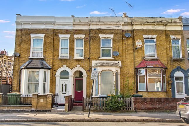 1 bed property, in Ham Park Road, £210,000