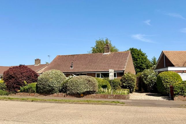2 bed property, in Cedar Drive, £525,000