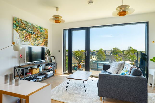 2 bed property, in Bell Foundry Close, £300,000