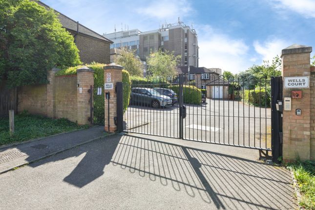 1 bed property, in Regarth Avenue, £200,000