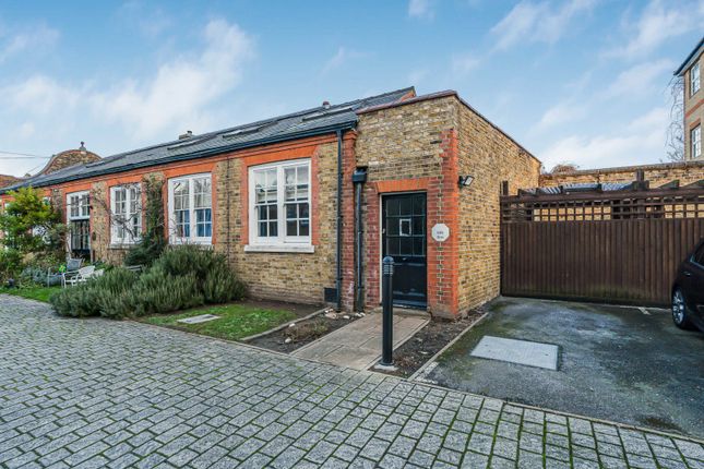 1 bed property, in Ashby Mews, £400,000