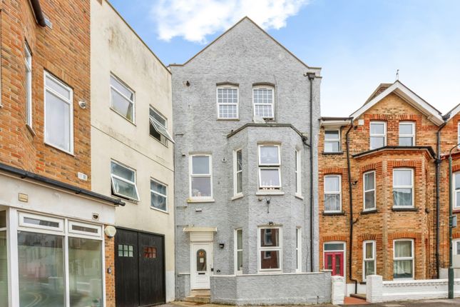 6 bed property, in St. Michaels Road, £550,000