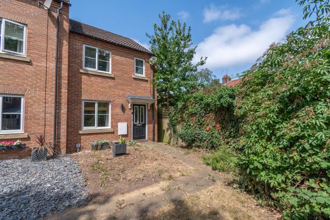 2 bed property, in Swan Road, £185,000