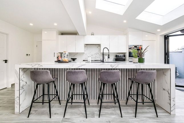 3 bed property, in Brocket Way, £575,000