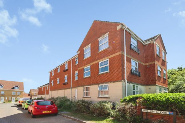 2 bed property, in Hallen Close, £240,000