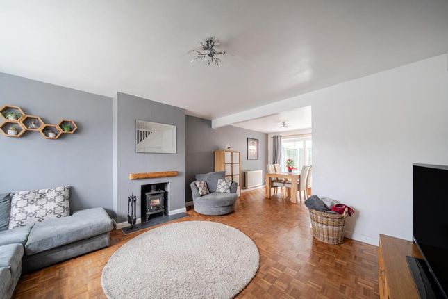 3 bed property, in Chertsey, £500,000