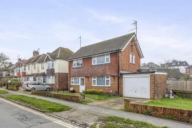 1 bed property, in Mackie Avenue, £200,000