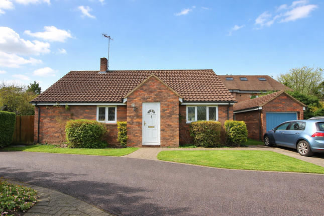 2 bed property, in Maple Grove, £675,000