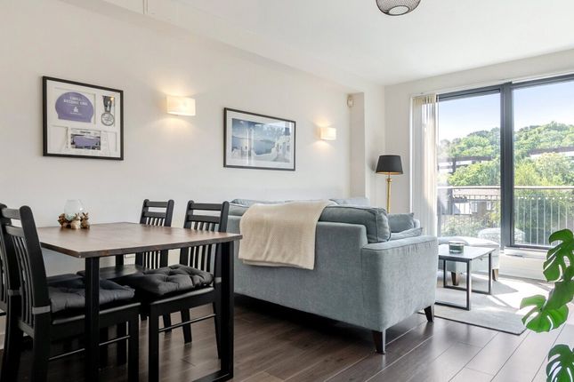 2 bed property, in Woodland Crescent, £500,000