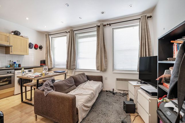 1 bed property, in St Johns Hill, £260,000