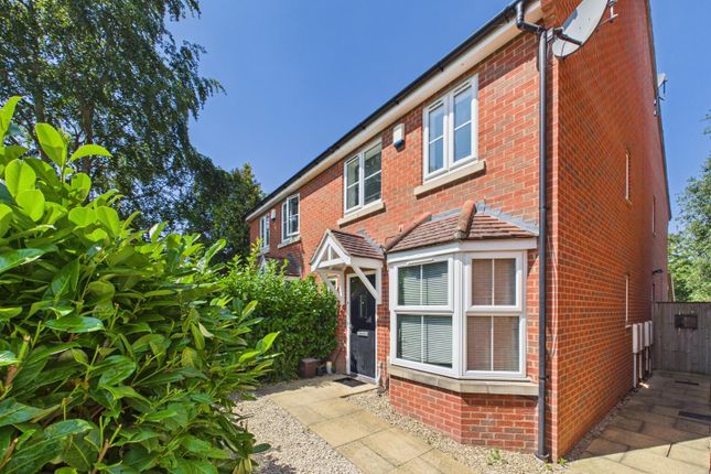 2 bed property, in Hampton Court, £185,000