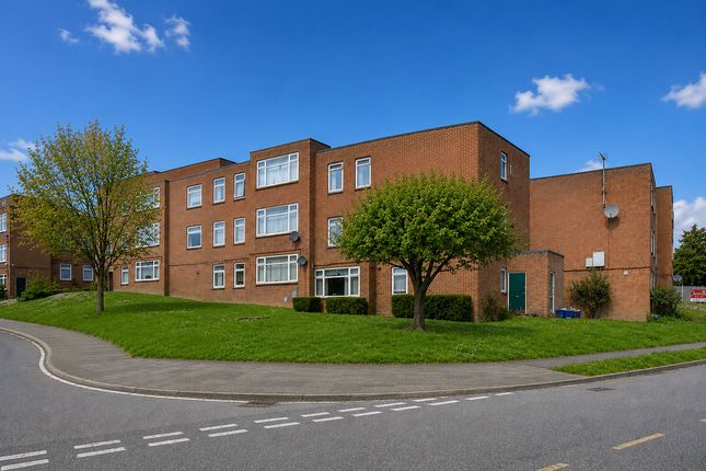 2 bed property, in Halstead Close, £160,000