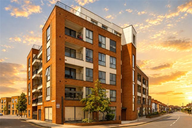 1 bed property, in Fulbourne Road, £325,000