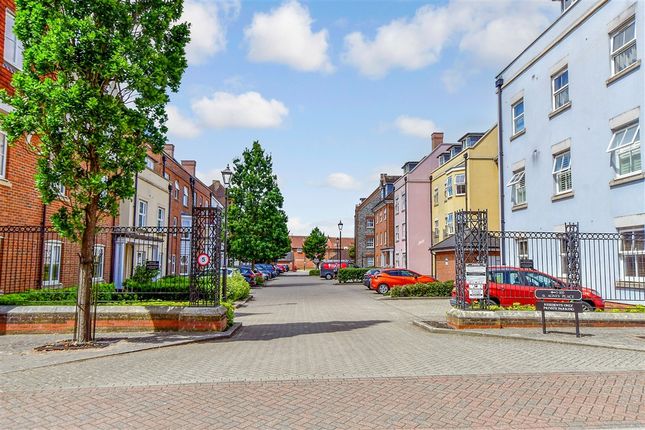 2 bed property, in St. Agnes Place, £250,000