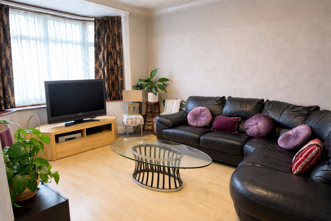 3 bed property, in Laburnum Grove, £550,000