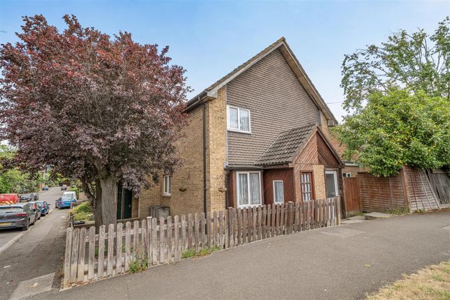 1 bed property, in Ryeland Close, £275,000