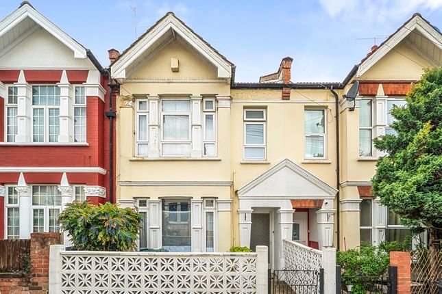 2 bed property, in Russell Road, £275,000