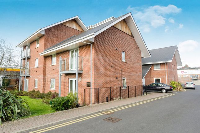 2 bed property, in Winchester Road, £170,000