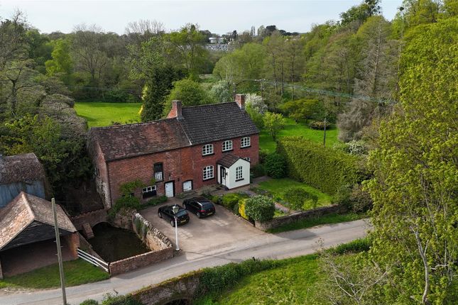 5 bed property, in Cleeve Mill Lane, £595,000