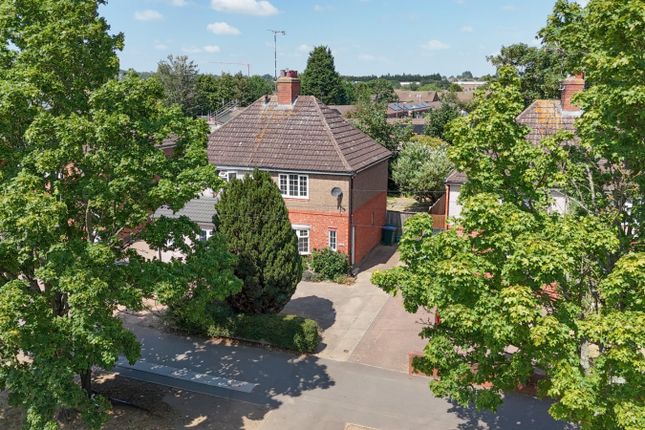 2 bed property, in Charter Avenue, £200,000