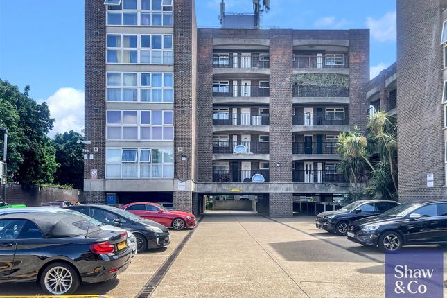 1 bed property, in Harris Close, £210,000