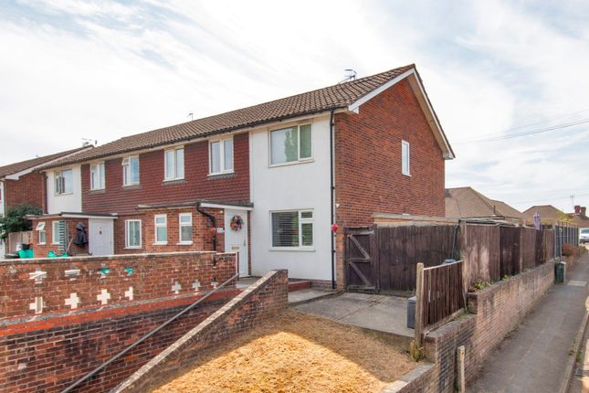 2 bed property, in Headley Court, £275,000