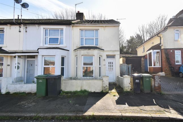 2 bed property, in Oakfield Road, £210,000