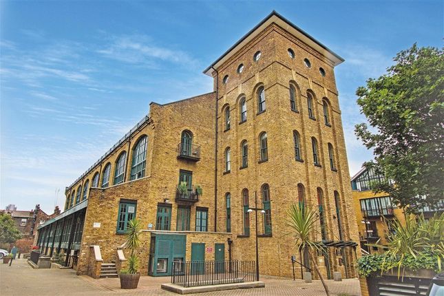 2 bed property, in Burrells Wharf Square, £250,000
