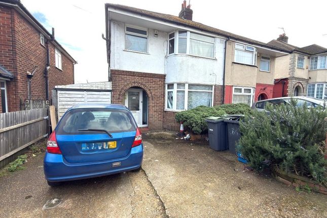 3 bed property, in Crawley Green Road, £325,000