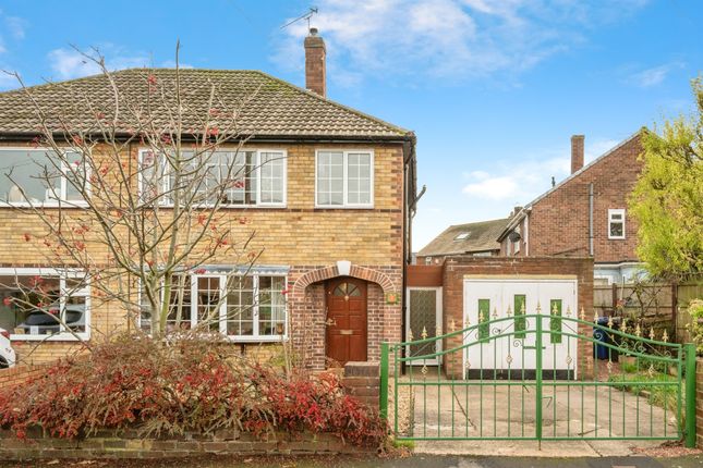 3 bed property, in Court Close, £180,000