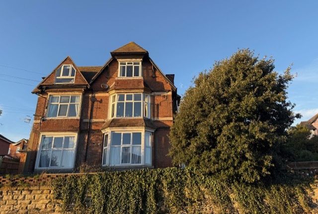 2 bed property, in Quarry Road, £135,000