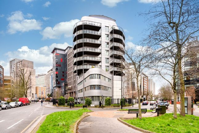 2 bed property, in Sydenham Road, £450,000