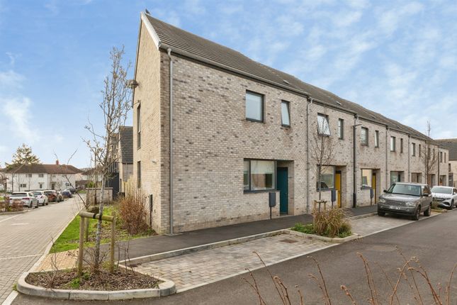 2 bed property, in Laurel Way, £325,000