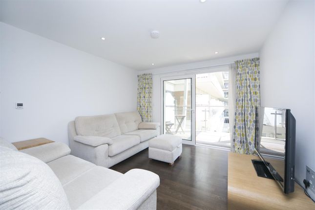 2 bed property, in Trafalgar Building, £675,000
