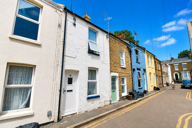 2 bed property, in Waterloo Place, £200,000