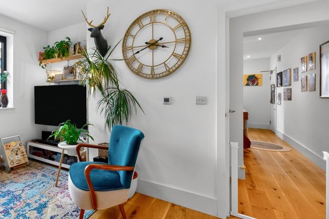 1 bed property, in Brunswick Park Road, £300,000
