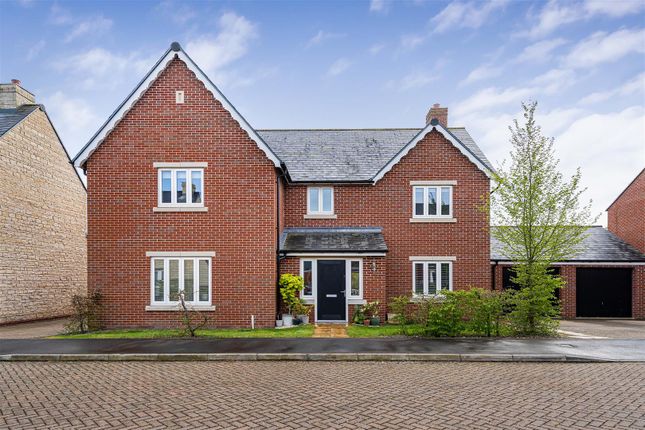 5 bed property, in Lander Close, £800,000