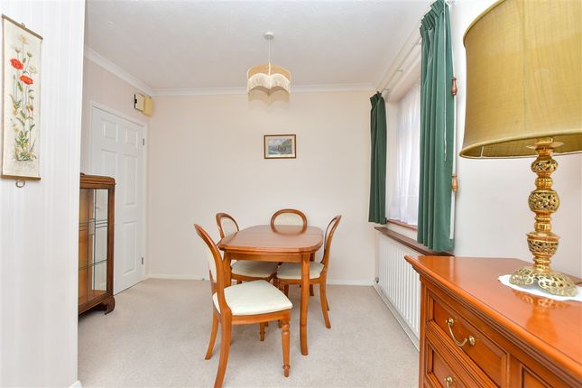 3 bed property, in Greenway, £325,000