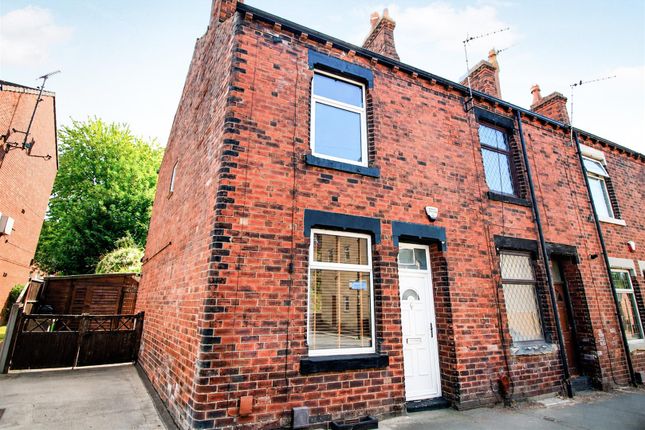 2 bed property, in Wood Lane, £210,000