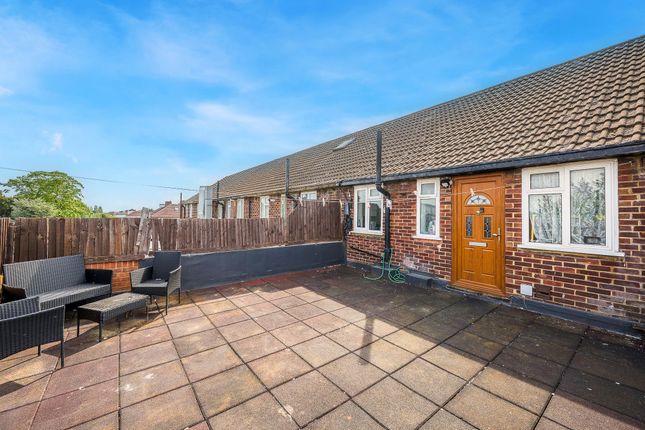 2 bed property, in Parsonage Manorway, £160,000