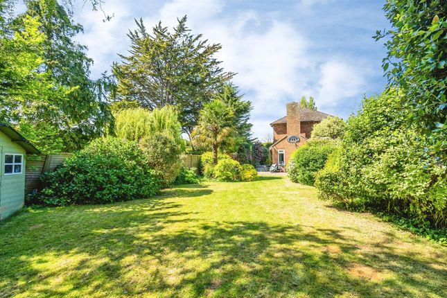4 bed property, in Old Place, £525,000