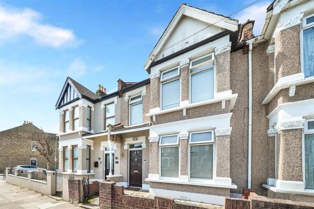 3 bed property, in Clarissa Road, £475,000